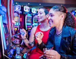 Aplikasi mobile newslot88 menampilkan pasar Liga 1 dan live dealer